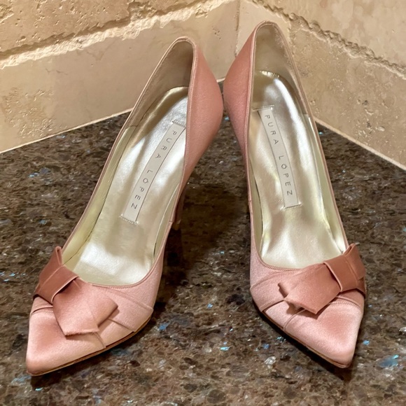 Neiman Marcus Pura Lopez blush satin heels - Picture 2 of 9